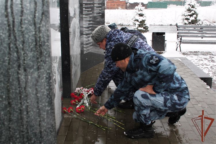 В Сибири вспоминают сотрудников спецподразделений Росгвардии, погибших при исполнении служебного долга 