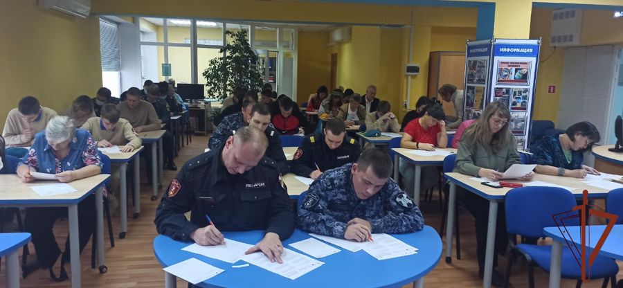 В Уральском округе росгвардейцы присоединились к международной просветительской акции «Большой этнографический диктант» (видео)