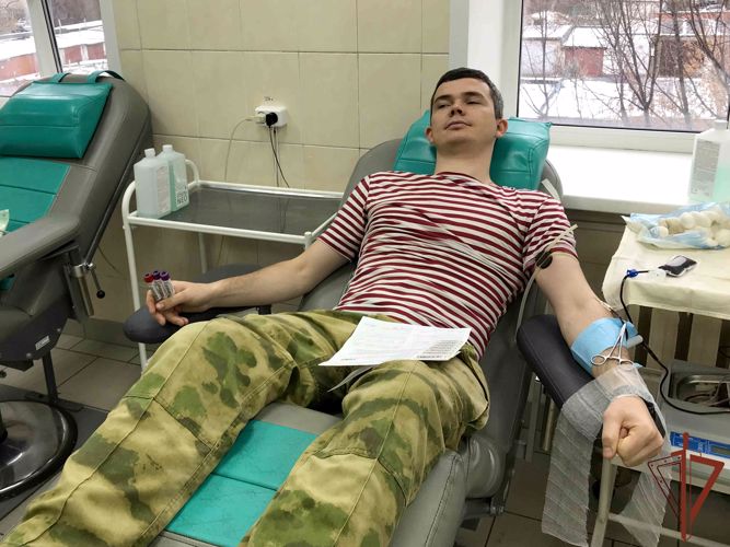 Военнослужащие и сотрудники Росгвардии пополнили банк крови медицинских учреждений в Кургане