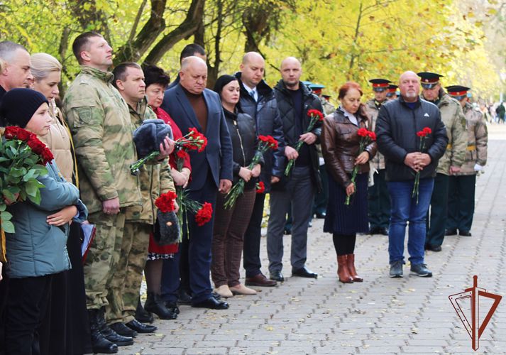 Мемориальную доску погибшему в ходе спецоперации росгвардейцу установили в Керчи
