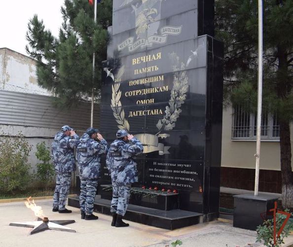 В Дагестане росгвардейцы высадили деревья в память о погибших коллегах