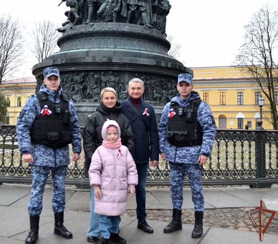 Новгородские росгвардейцы провели патриотическую акцию, посвященную Дню народного единства