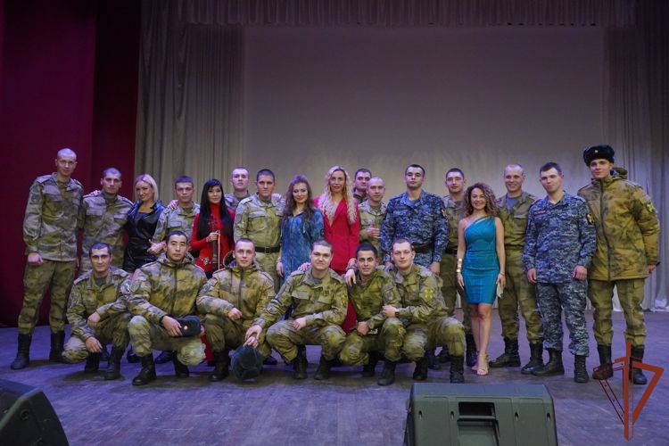 Столичные артисты выступили с концертом для росгвардейцев в Софрино