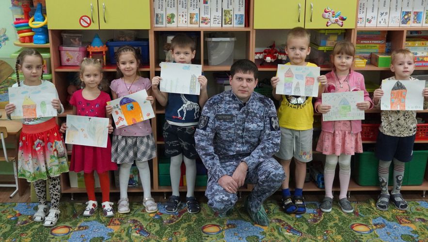 Кадеты "Гвардейской смены" из  Ижевска написали письма для росгвардейцев