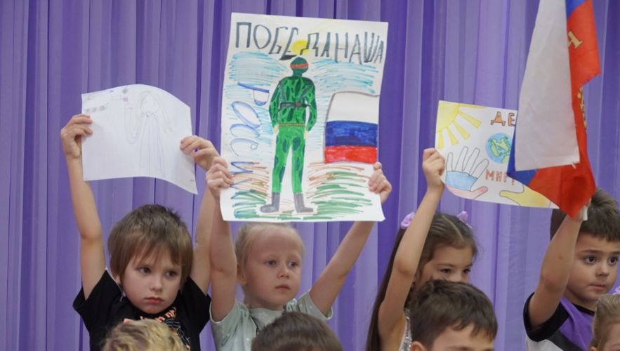 Кадеты "Гвардейской смены" из  Ижевска написали письма для росгвардейцев