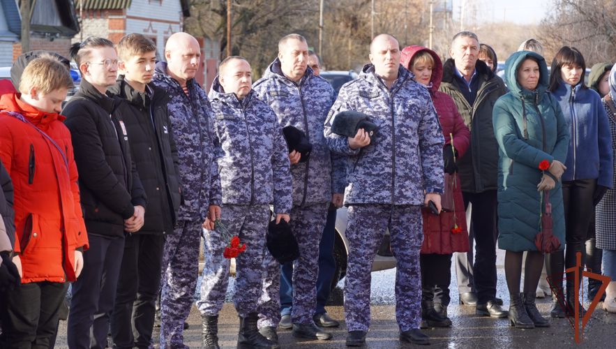 Память росгвардейцев-участников спецоперации увековечена в Саратовской области  