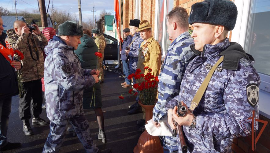Память росгвардейцев-участников спецоперации увековечена в Саратовской области  