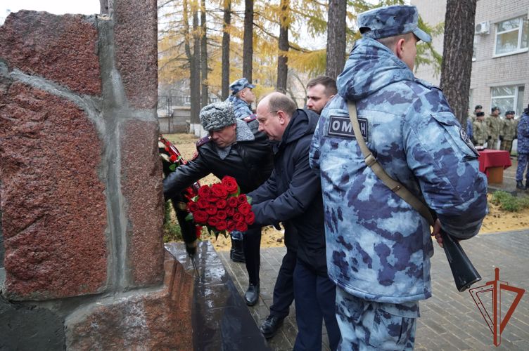 Память сотрудников и военнослужащих, погибших при исполнении служебного долга, почтили в Центральном округе Росгвардии  