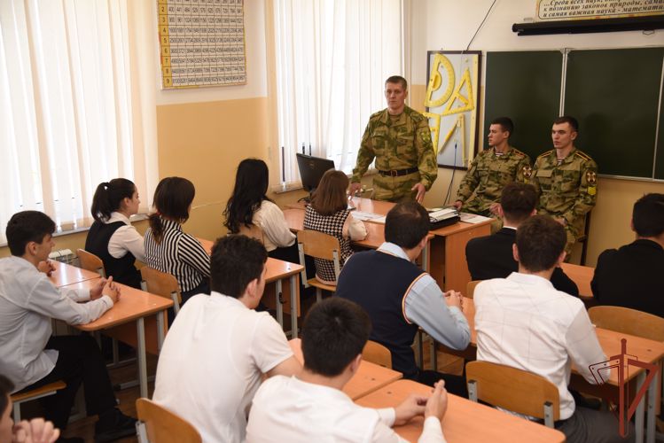 Курсанты Росгвардии рассказали грозненским школьникам о ведомственном вузе