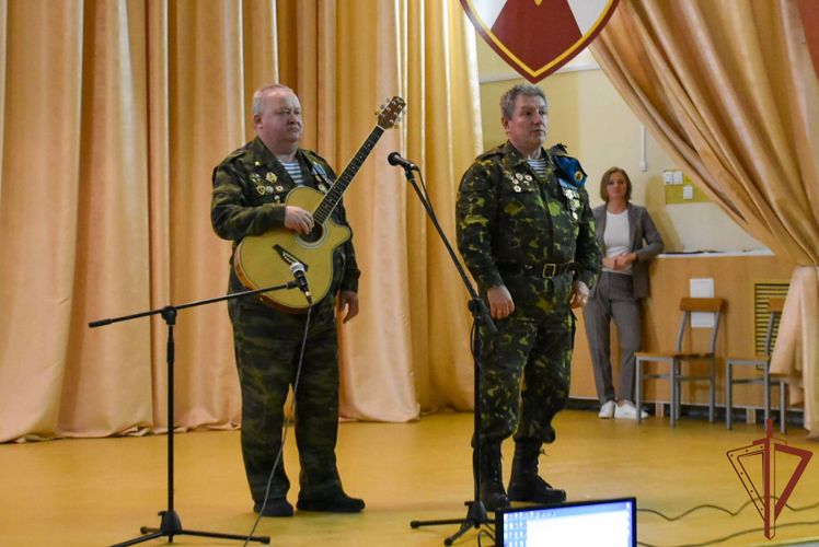 Военный оркестр Росгвардии выступил перед мобилизованными уральцами
