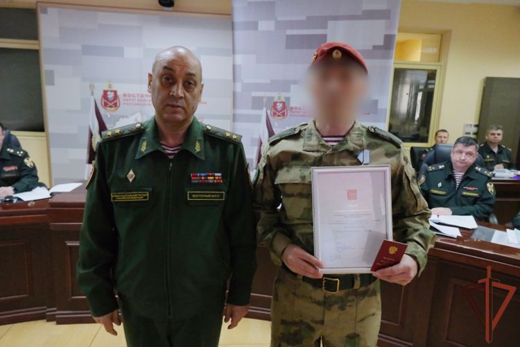 Участникам спецоперации из Восточного округа Росгвардии вручили государственные награды