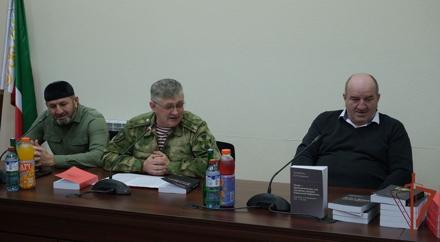 В Грозном военнослужащие Росгвардии приняли участие в презентации книг известного краеведа