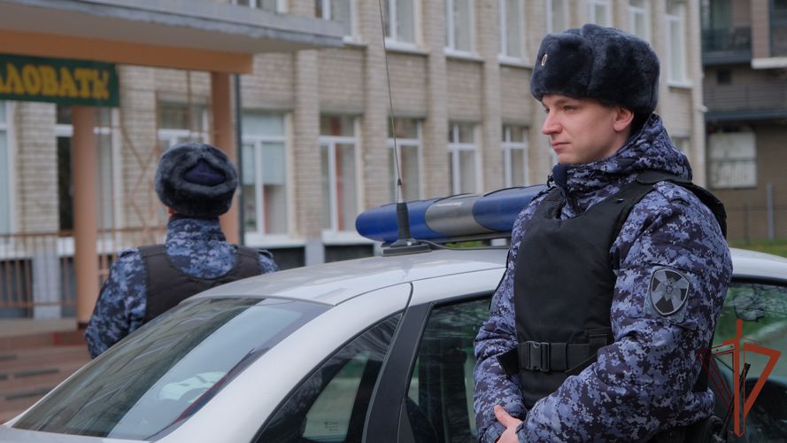 Росгвардейцы эвакуировали учеников из задымленной школы в Калининграде