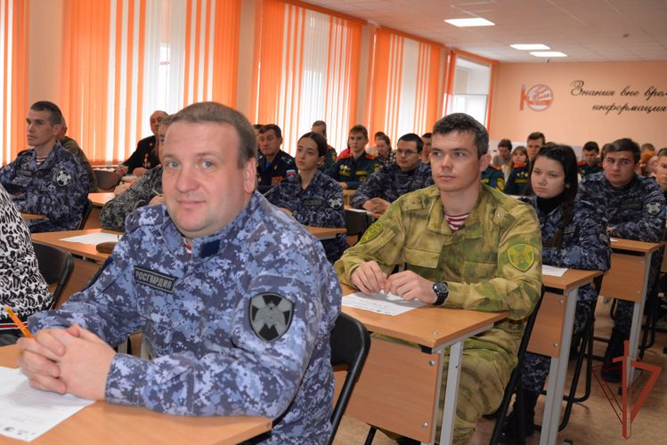 В Уральском округе росгвардейцы присоединились к международной просветительской акции «Большой этнографический диктант» (видео)
