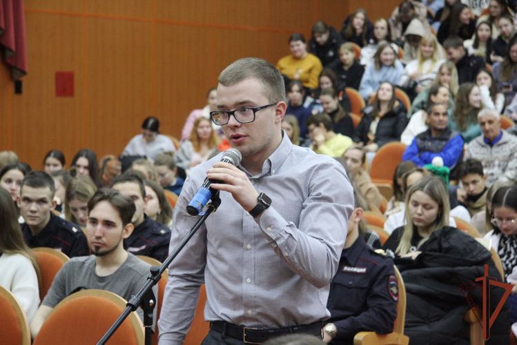 Уральские студенты встретились с участвовавшим в СВО чемпионом мира из Росгвардии