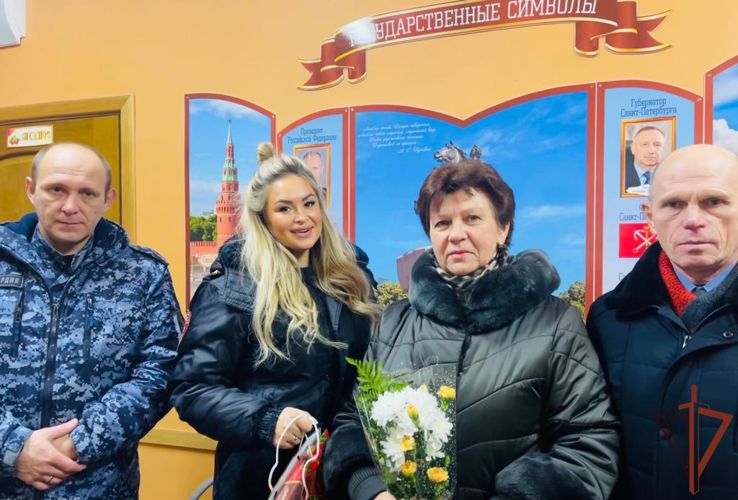 Росгвардейцы Северо-Западного в честь Дня матери навестили вдов и матерей, погибших сослуживцев
