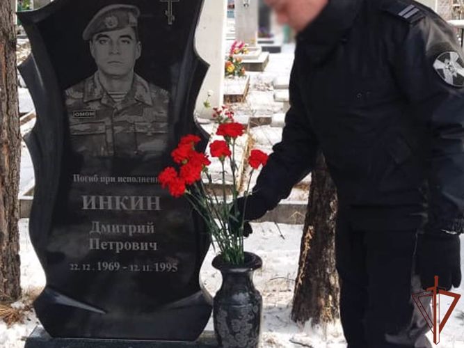Память погибших сотрудников ОМОН почтили росгвардейцы в Хакасии