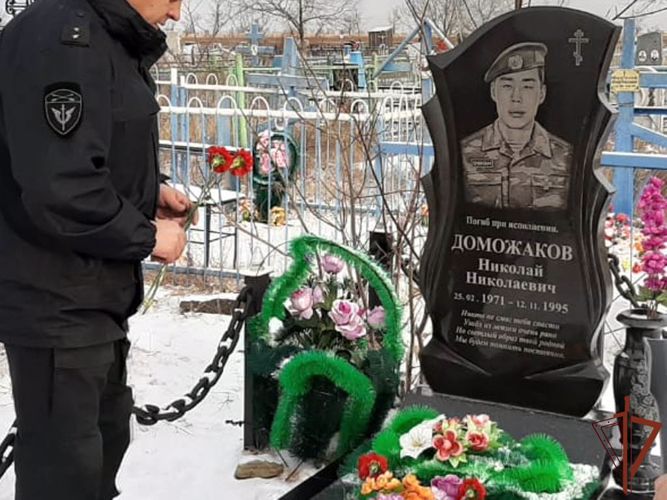 Память погибших сотрудников ОМОН почтили росгвардейцы в Хакасии