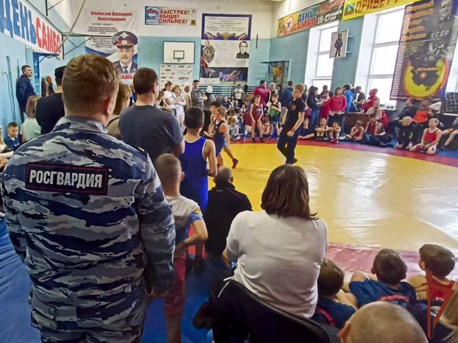 Росгвардейцы обеспечили безопасность на чемпионате по вольной борьбе в Кузбассе