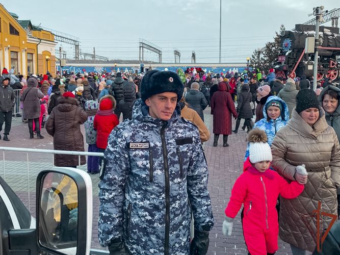 Росгвардия обеспечила безопасность «Поезда Деда Мороза» в Кузбассе