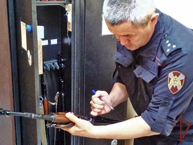 Профилактические мероприятия в сфере оборота оружия проводят сотрудники Росгвардии в Сибири 
