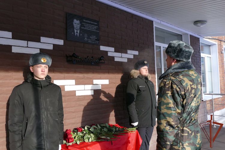 Память погибшего бойца ОМОН увековечена в Кузбассе