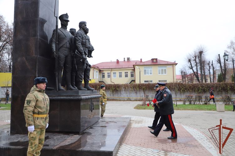 Память сотрудников и военнослужащих, погибших при исполнении служебного долга, почтили в Центральном округе Росгвардии  