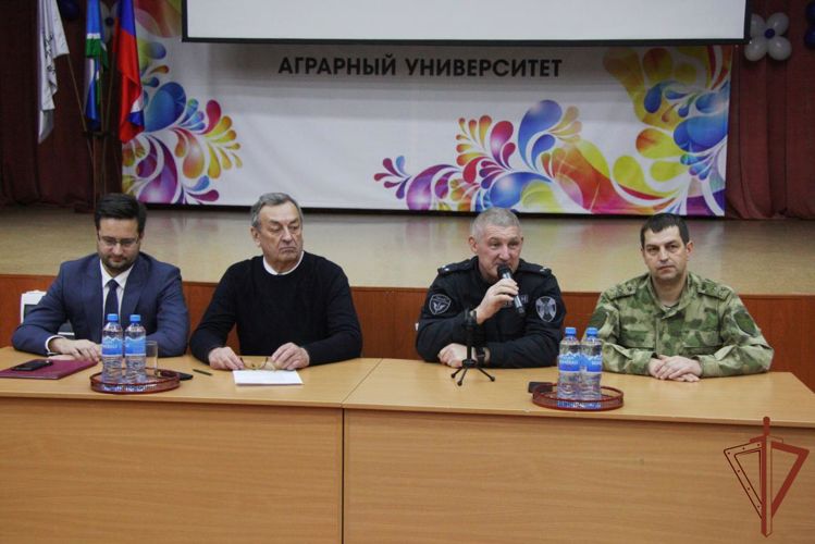 Уральские студенты встретились с участвовавшим в СВО чемпионом мира из Росгвардии