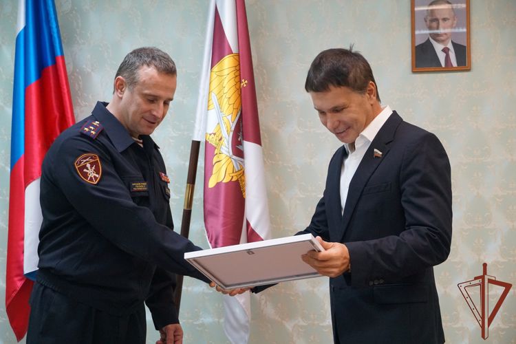 Сенатор РФ вручил начальнику территориального управления Росгвардии Благодарность Председателя Совета Федерации