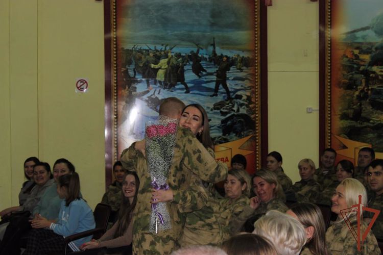 На Урале росгвардейцы поздравляют мам