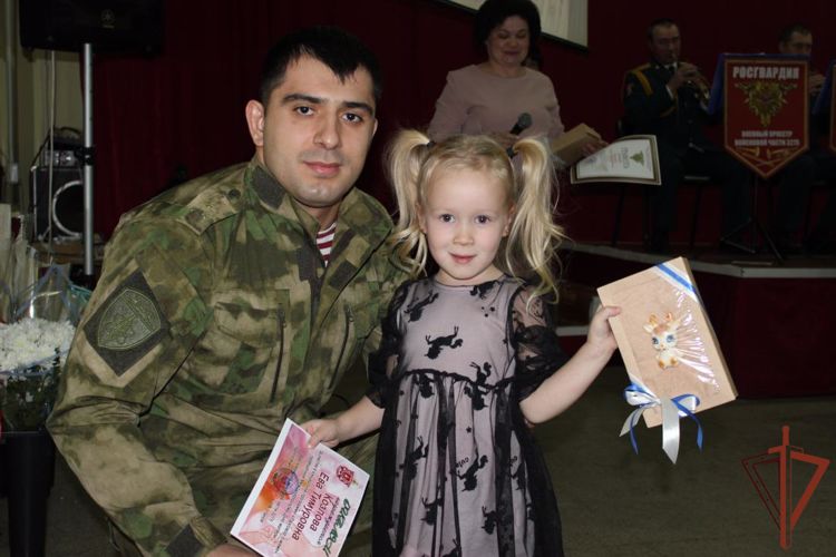 На Урале росгвардейцы поздравляют мам