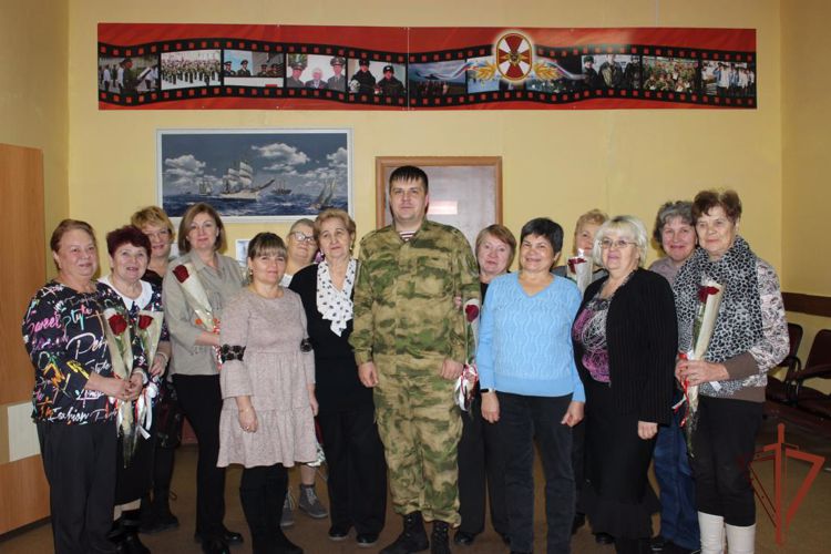 На Урале росгвардейцы поздравляют мам