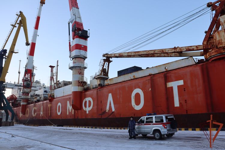  Росгвардия обеспечивает охрану атомного контейнеровоза «Севморпуть» в месте его стоянки на Камчатке