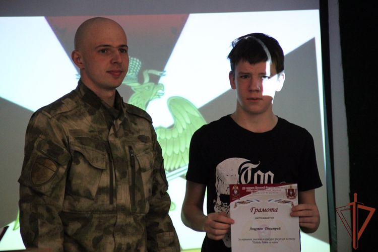 Военнослужащие озёрского соединения наградили детей за участие в акции «Своих не бросаем»