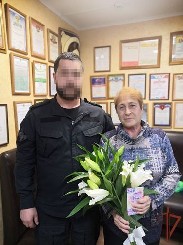 Сотрудники СОБР Росгвардии поздравили с Днем рождения маму погибшего товарища