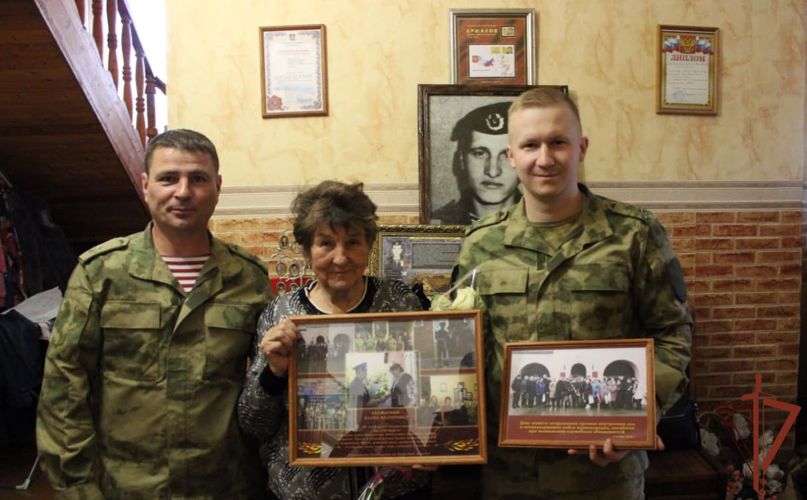 Представители  Центрального округа  Росгвардии посетили родственников ветерана Великой Отечественной войны и Героя России