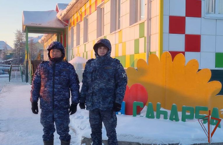 Наряд Росгвардии в Якутии эвакуировал персонал и воспитанников детского сада во время задымления 