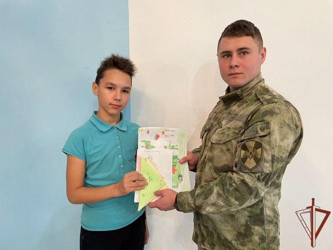 Военнослужащие озёрского соединения наградили детей за участие в акции «Своих не бросаем»