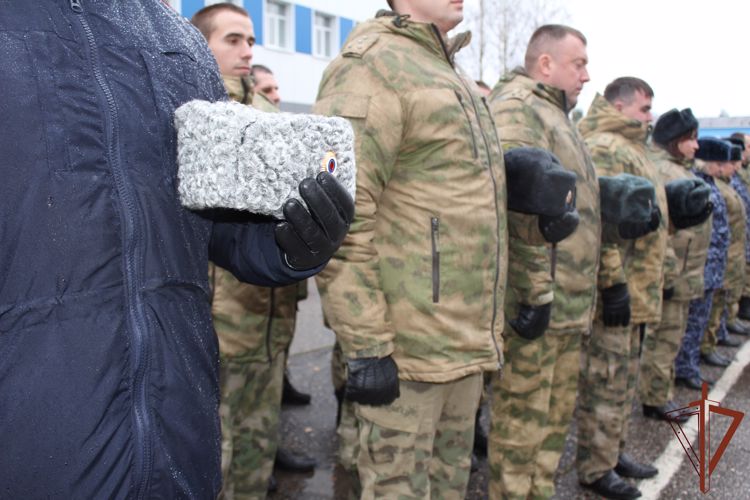 Память сотрудников и военнослужащих, погибших при исполнении служебного долга, почтили в Центральном округе Росгвардии  