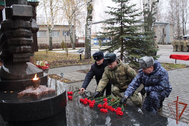 Память сотрудников и военнослужащих, погибших при исполнении служебного долга, почтили в Центральном округе Росгвардии  