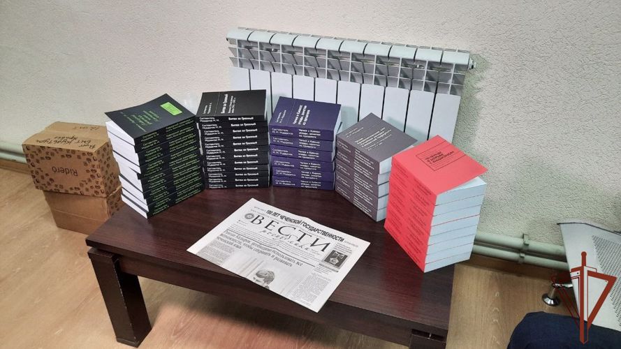 В Грозном военнослужащие Росгвардии приняли участие в презентации книг известного краеведа