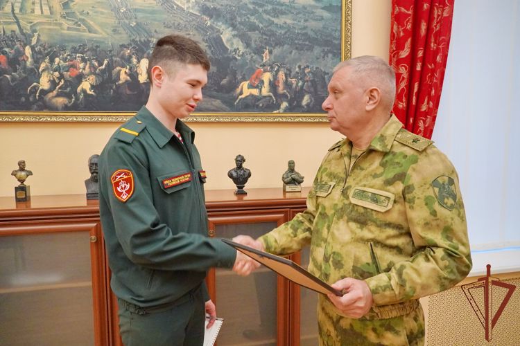 В Северо-Западном округе Росгвардии проводили в запас военнослужащих, выслуживших установленные сроки военной службы по призыву