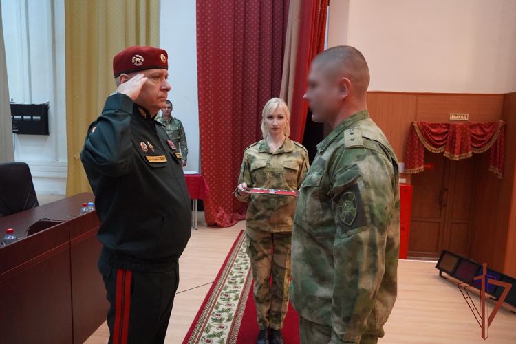 Командующий Северо-Западным округом наградил росгвардейцев - участников спецоперации 