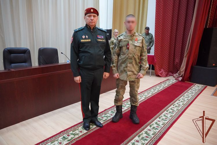 Командующий Северо-Западным округом наградил росгвардейцев - участников спецоперации 