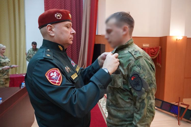 Командующий Северо-Западным округом наградил росгвардейцев - участников спецоперации 