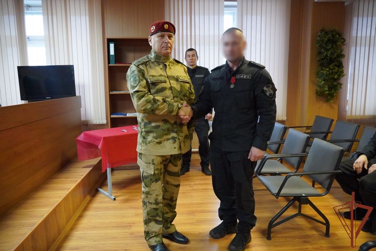 Командующий Северо-Западным округом наградил росгвардейцев - участников спецоперации 