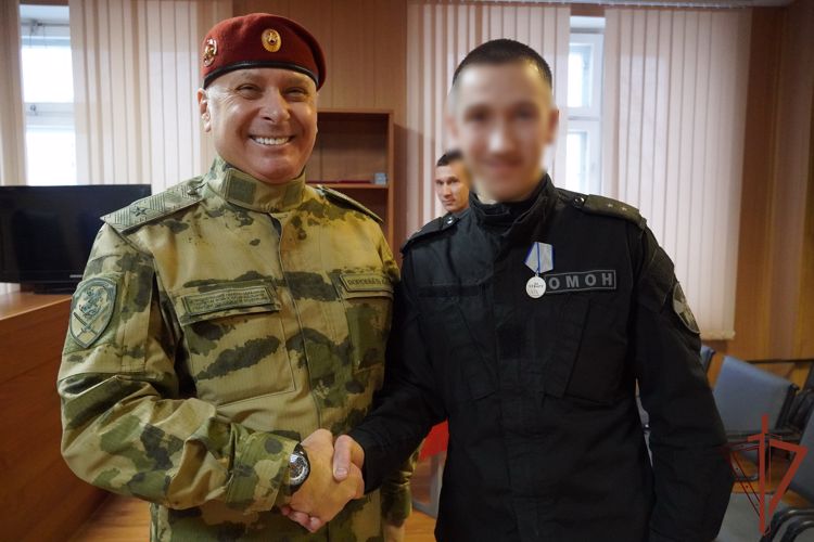 Командующий Северо-Западным округом наградил росгвардейцев - участников спецоперации 