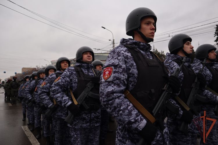 В Красноярске сотрудники Росгвардии приняли участие в реконструкции проводов на фронт 1941 года