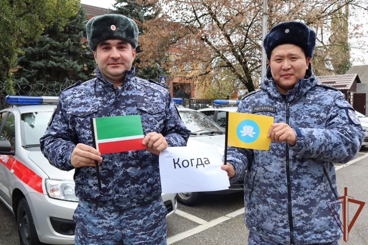 Необычную тематическую акцию провели сотрудники Росгвардии в Ставрополе ко Дню народного единства России