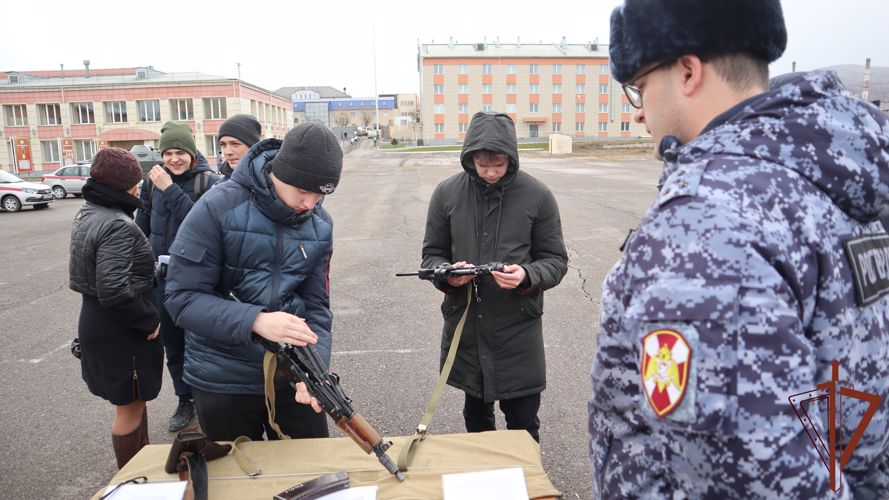 Росгвардейцы проводят встречи с допризывной молодежью в Сибири 